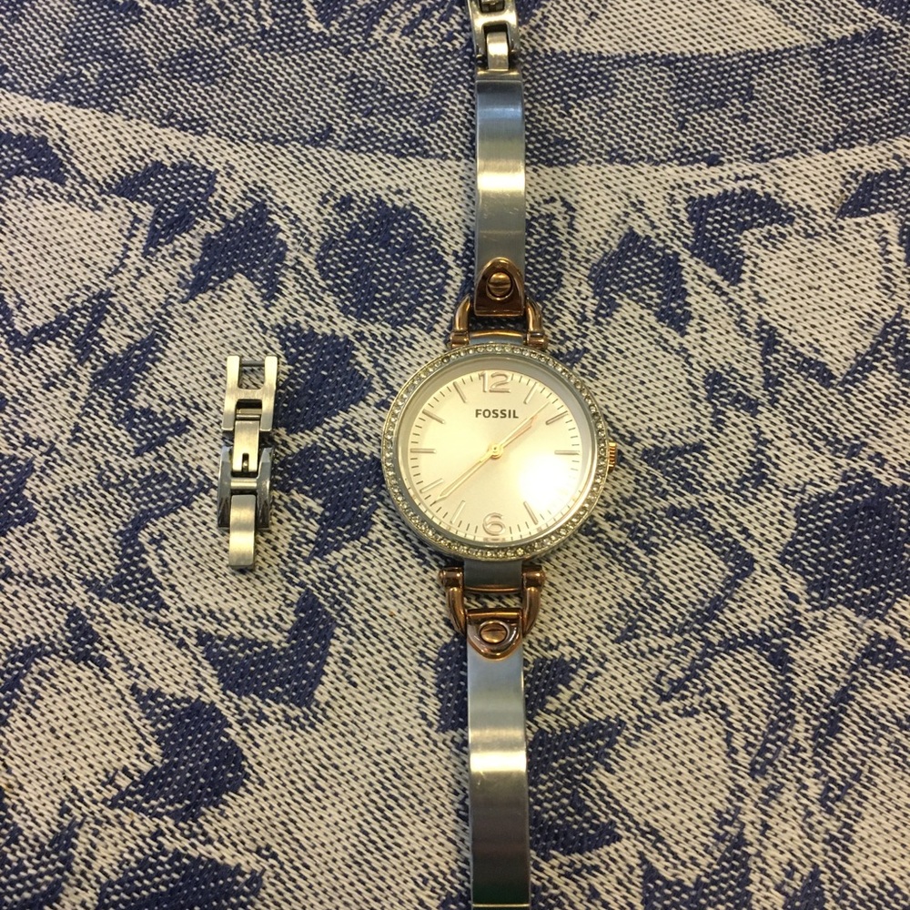 Women’s FOSSIL watch in silver and gold